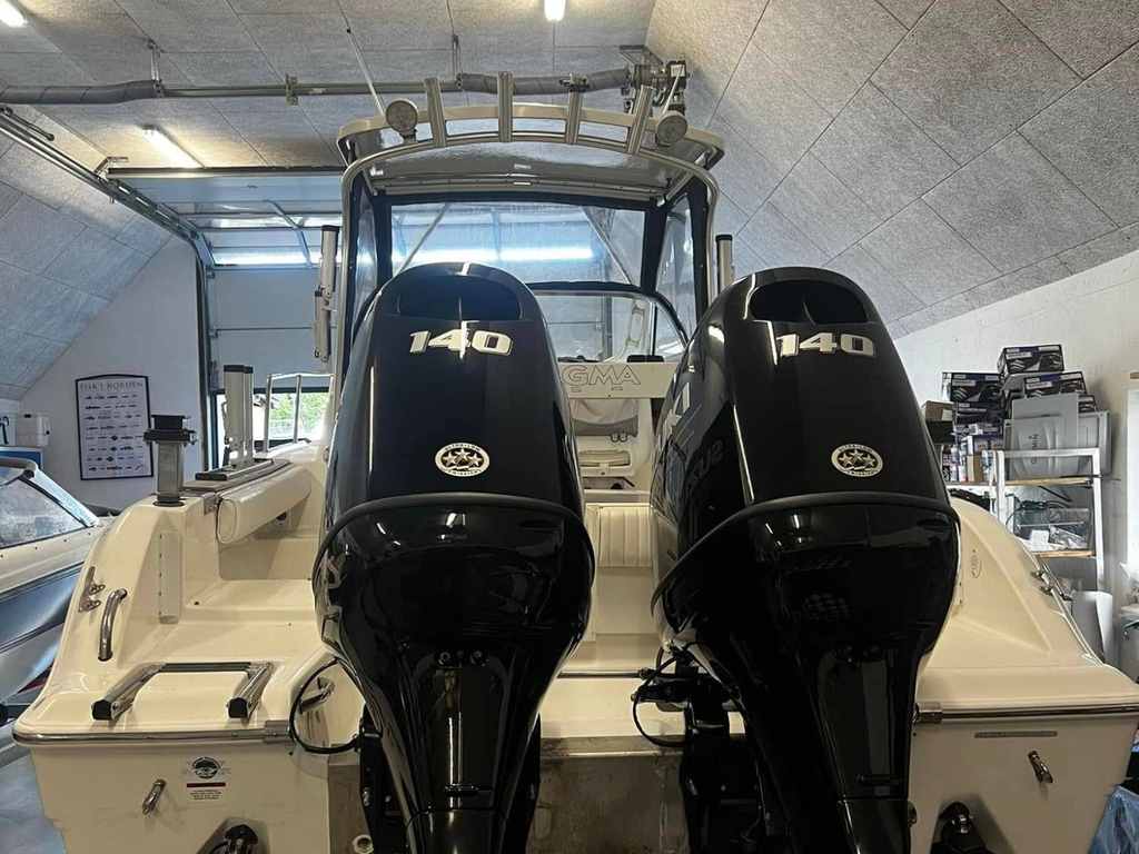 To nye Suzuki-påhængsmotorer på 140 hk monteret på agterspejlet