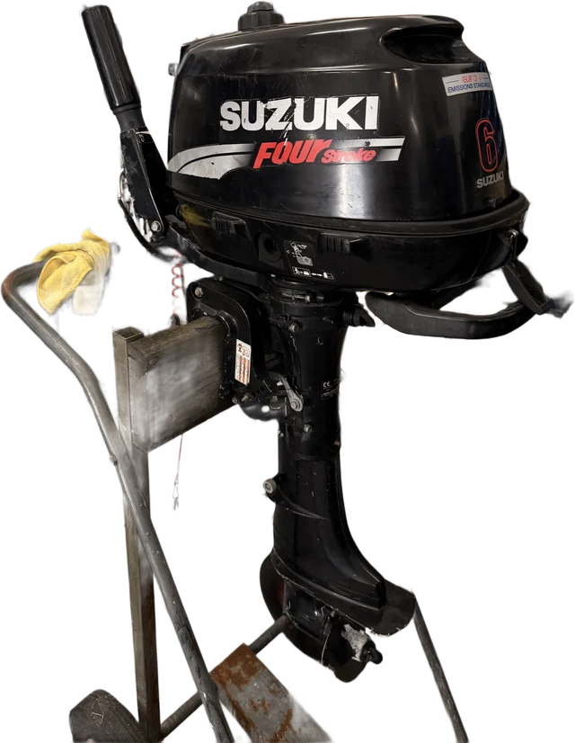 Suzuki-påhængsmotor på 6 hk spændt fast på et stativ