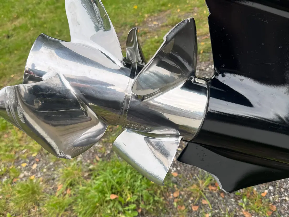 Blankpoleret rustfri propel monteret på et sort drev
